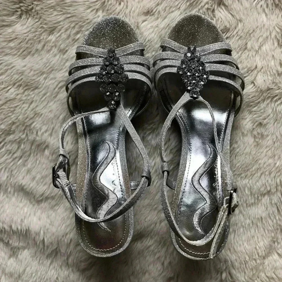 Nina Sparkly Silver 2” Heels Size 5.5 - Picture 3 of 14